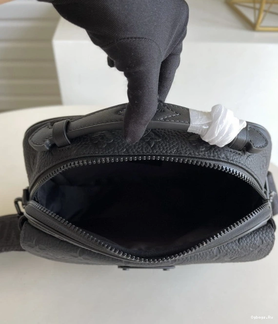 VUITTON LOUIS LOCK S MESSENGER 0413